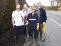 28.03.2010 - Rod Lord - Fifield Road near speed bump - Volunteers clear ditch - Daniel Annetts, Grenville Annetts, Louise Shenston, Robin Howard